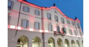 Il municipio di Broni illuminato di rosso per la giornata dell'AVIS - Immagine: 1